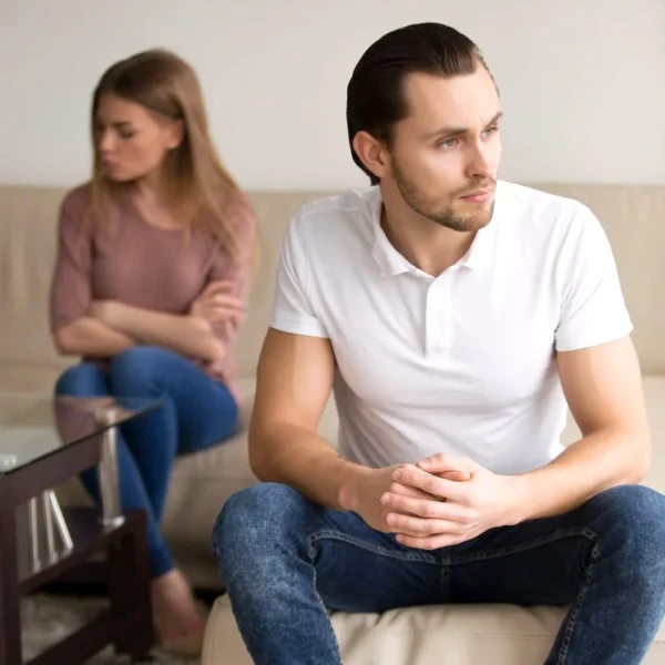 Casal enfrentando dificuldades no relacionamento buscando ajuda psicológica